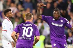 华体会-佛罗伦萨球员庆祝进球，贡献胜利