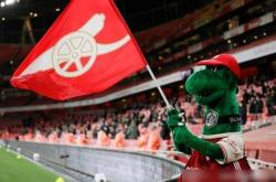 HuaTiHui-阿森纳球迷在主场燃放烟花，庆祝胜利的简单介绍