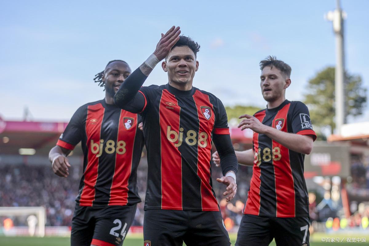 包含伯恩茅斯主场四球胜利，摆脱降级区的词条