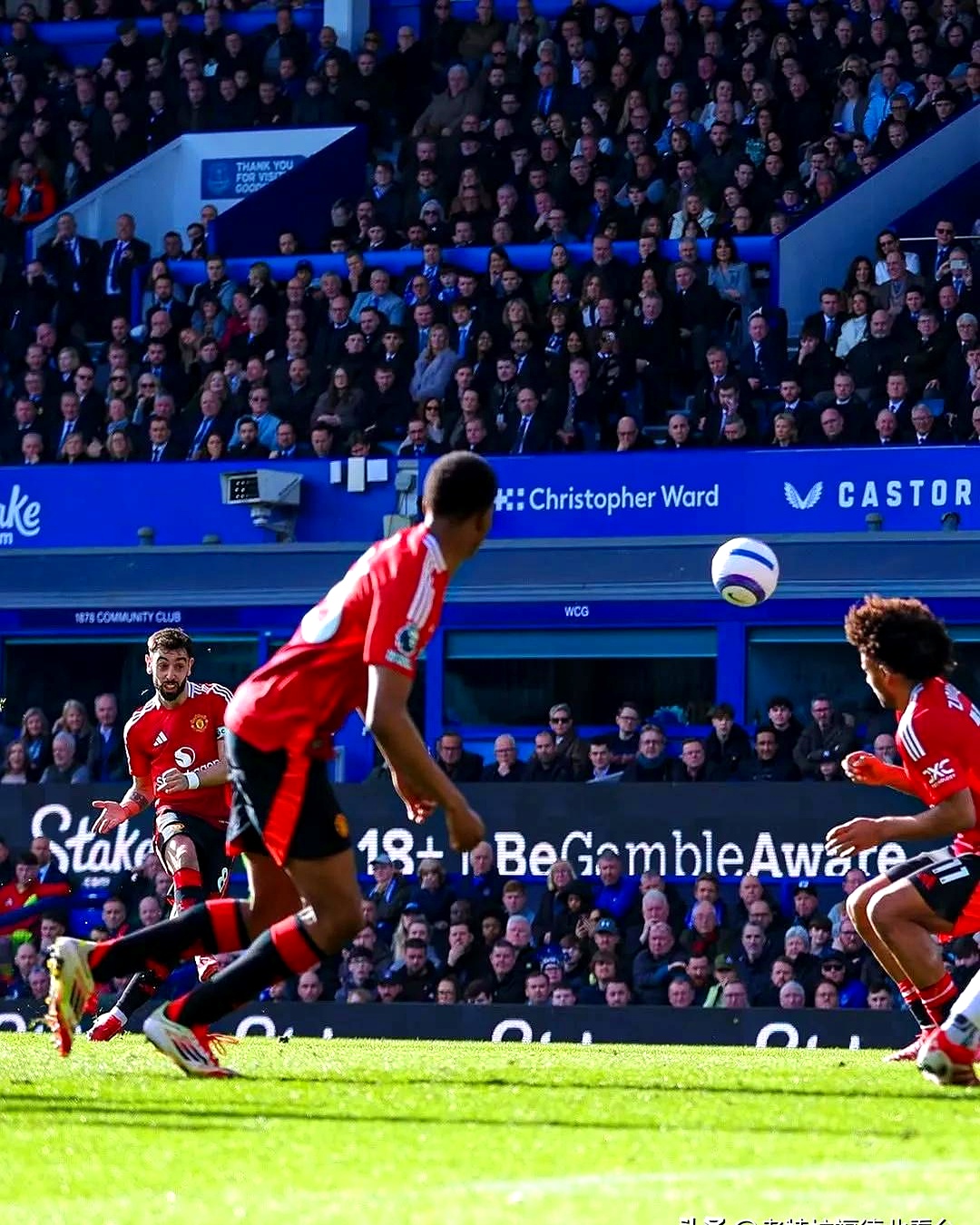 弗赖堡门将表现神勇,多次扑救救主保球门不失 弗赖堡门将表现神勇,多次扑救救主保球门不失