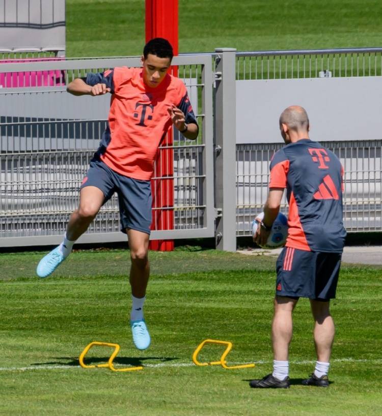 巴塞罗那备战欧国联小组赛，全队迎接挑战