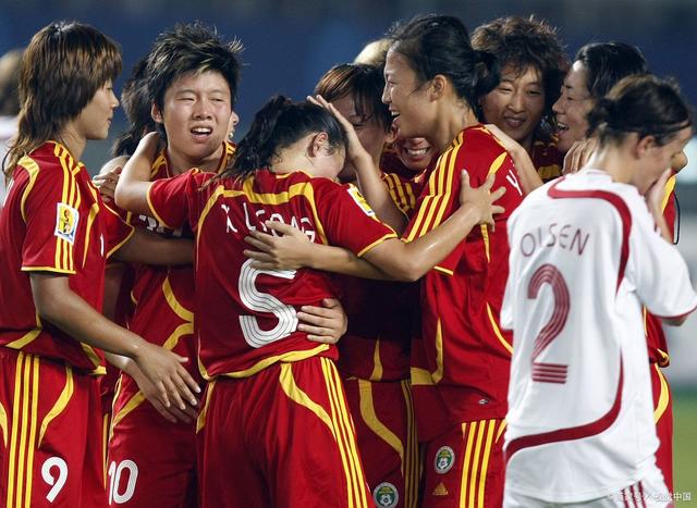 中国女足国家队登顶足球世界杯王座 中国女足国家队登顶足球世界杯王座