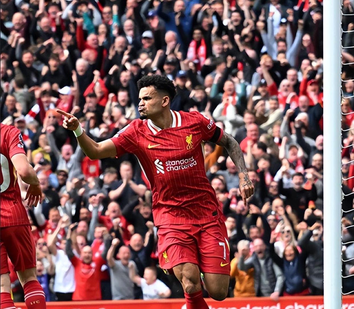 包含利物浦主场击败西汉姆，领先积分榜的词条