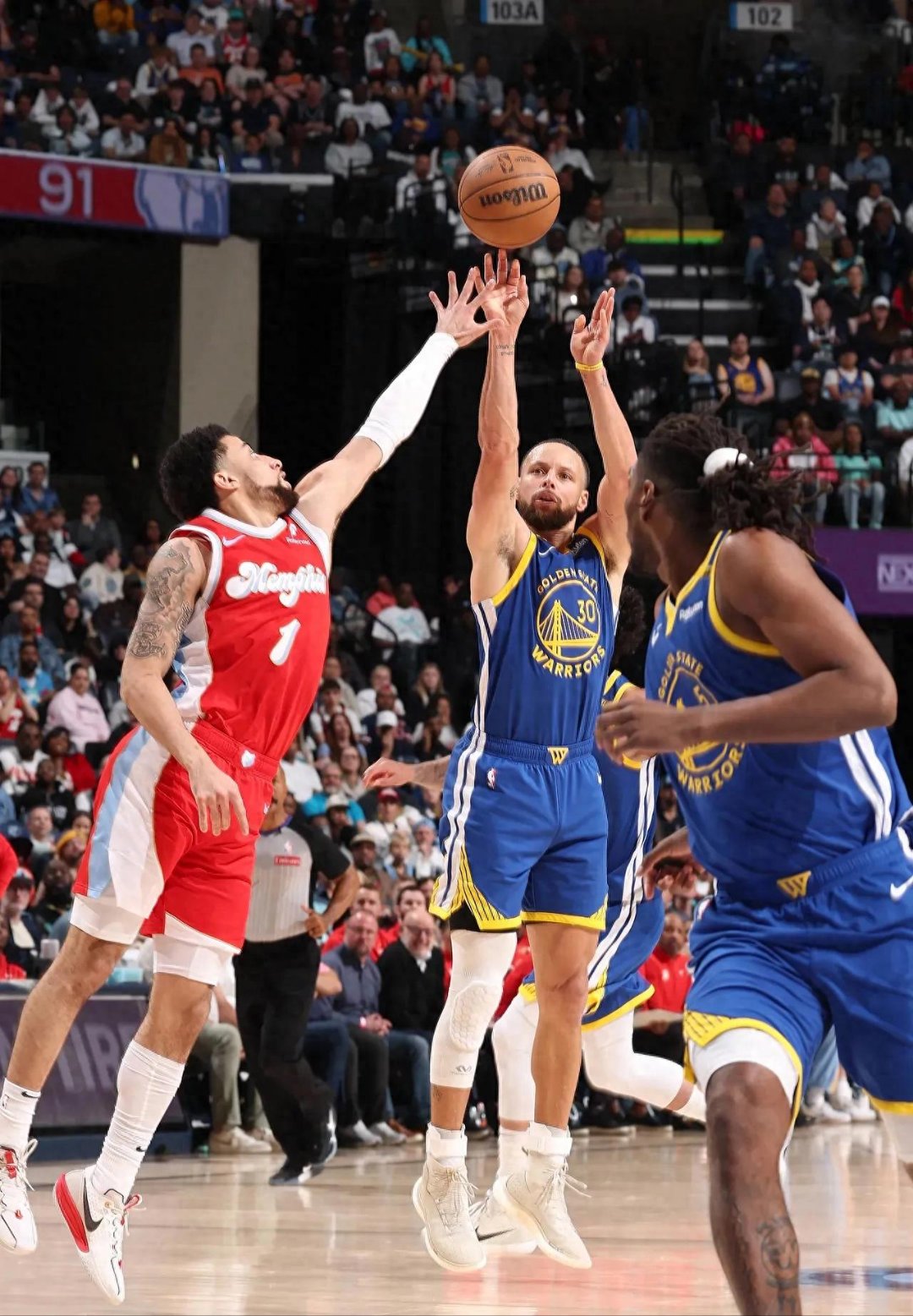 雄鹿客场擒下灰熊,继续不败纪录 雄鹿客场擒下灰熊,继续不败纪录