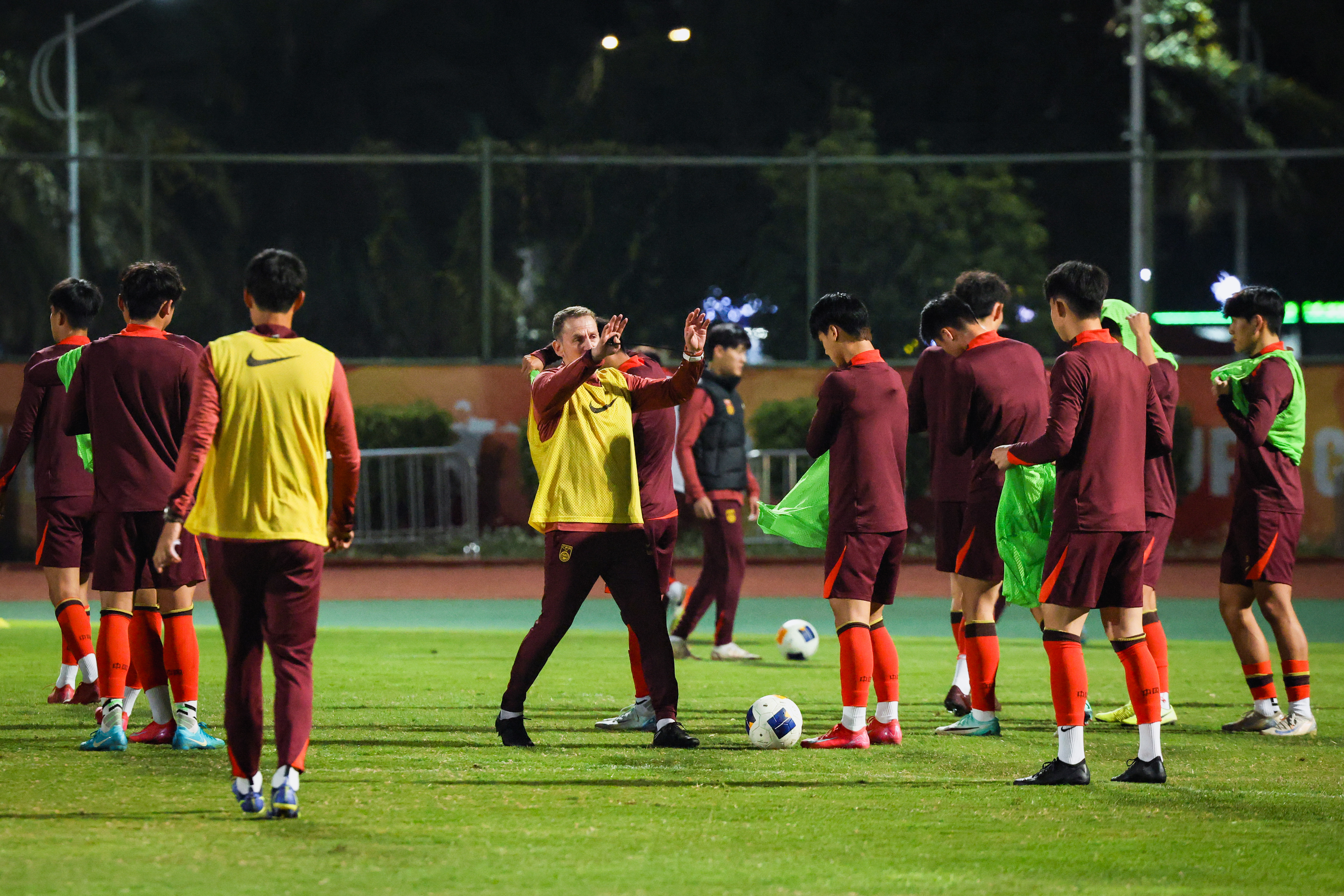 中国男足全力备战亚洲杯，力争闯入淘汰赛阶段