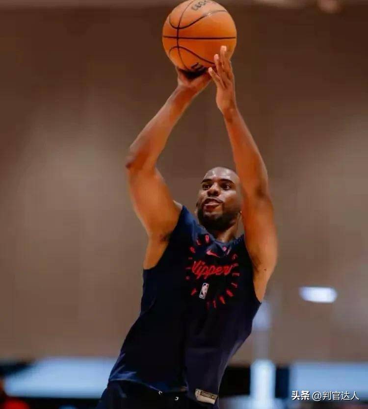 快船逆转湖人,莱昂纳德关键时刻发威 快船逆转湖人,莱昂纳德关键时刻发威