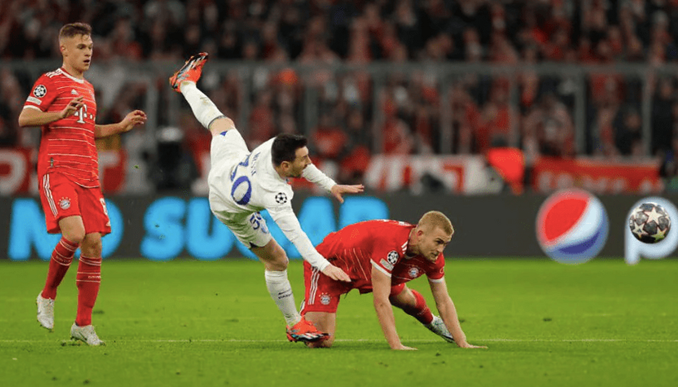 关于巴黎圣日尔曼客场遭阿贾克斯逼平！梅西点球被扑的信息